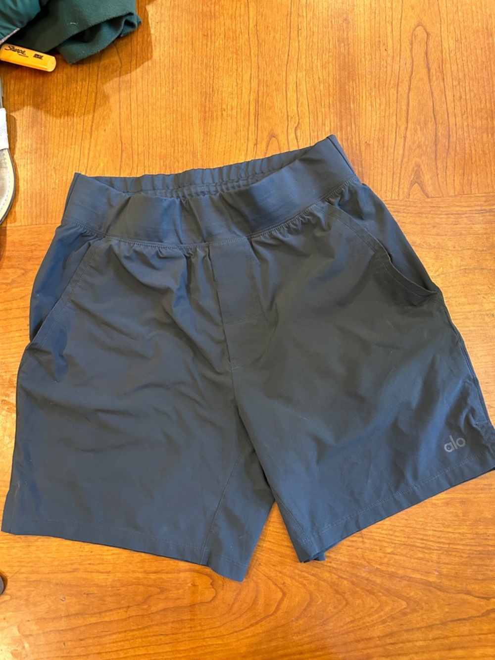 Alo Yoga Core Performance Shorts Mens S Gray 7 Inseam Elastic Training Sports